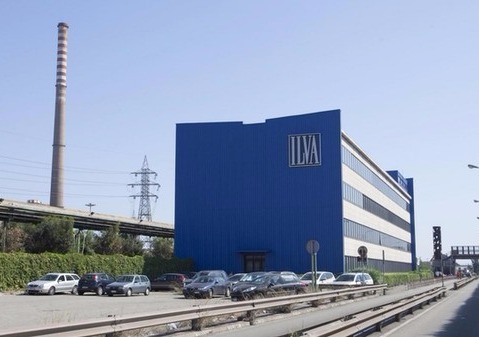 ILVA: " Operaio si lancia da escavatore in fiamme". 