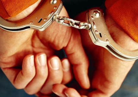 Ginosa: 23 enne entra in casa di una anziana e la picchia.