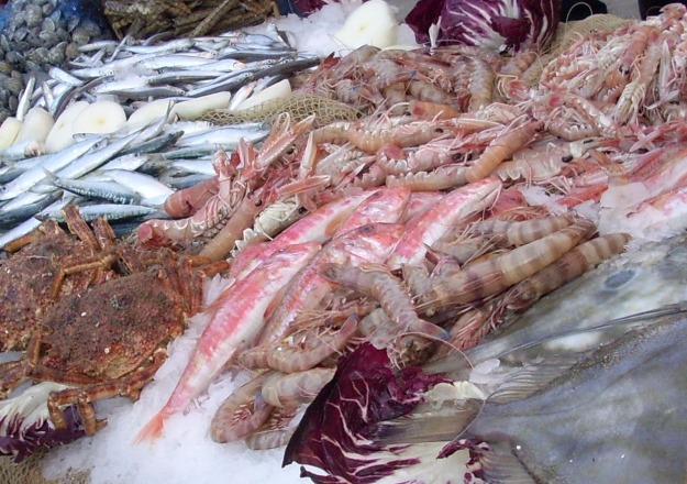 Taranto:  "sequestrato nella città vecchia pesce e prodotti ittici" 